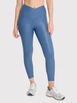 Calza deportiva azul con tela brillante, tiro alto y cintura en forma de V con silicona interior.