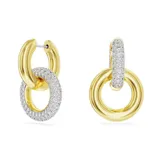 Par de aros colgantes con baño de oro, con diseño asimétrico de dos aros entrelazados. Uno de los aros está cubierto de pavé de cristales blancos. Pueden usarse con o sin el aro colgante.