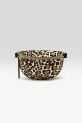 Bandolera de diseño media luna confeccionada en cuero con pelo natural y estampado animal print de leopardo. Cuenta con cierre superior de cremallera, correa de algodón ajustable y herrajes metálicos.