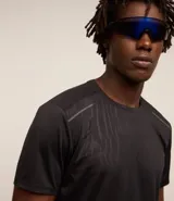 Remera deportiva de hombre con tecnología Dry, cuello redondo y mangas cortas. Presenta un diseño con estampa sutil tipo heat print y detalles de líneas en los hombros.