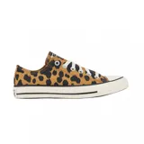Championes Converse Chuck Taylor Ox de lona con estampado animal print tipo leopardo en tonos tostado y negro, con puntera de goma blanca y cordones blancos.