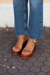 Sandalias de cuero color marrón con plataforma y taco de cuña.