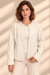 Campera de cuero color beige, de corte clásico sin cuello y diseño abierto al frente con detalles de costuras entrelazadas en los bordes.