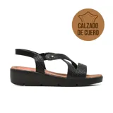 Sandalia casual de cuero color negro con textura grabada, tiras cruzadas en el empeine y taco bajo con plataforma.