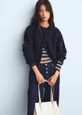 Pantalón de jean de tiro bajo y corte recto, confeccionado en algodón. Presenta cierre frontal con botones a la vista, bolsillos laterales y bolsillos de parche en la parte posterior.