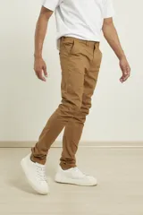 Pantalón de gabardina de corte recto y tiro medio, con bolsillos laterales y traseros, y cierre frontal con botón y cremallera.