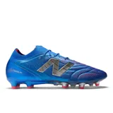 Championes de fútbol New Balance Tekela color azul con detalles en plateado y rojo.