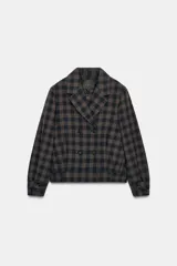 Chaqueta corta de Zara Woman Collection, confeccionada en mezcla de algodón con estampado de cuadros. Presenta cuello solapa de muescas, cierre frontal cruzado con botones, mangas largas con trabillas y bolsillos delanteros.