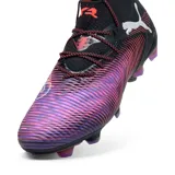 Championes de fútbol Puma Future 8 Ultimate FG, color negro con detalles en violeta y naranja.
