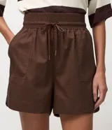 Short runner de tiro medio marca Marfinno, confeccionado en sarga de algodón color marrón. Posee cintura elástica con lazo de ajuste, bolsillos delanteros tipo cargo y diseño holgado.
