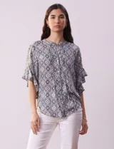 Blusa de gasa estampada marca Ruby Rd, con cuello a la base, abertura central con botones y mangas cortas amplias con volados.