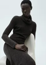 Vestido midi de punto en color marrón oscuro, con cuello alto vuelto, manga larga y corte ajustado al cuerpo.