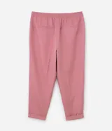 Pantalón de sastrería modelo carrot, color rosado, con corte holgado en la cadera que se afina hacia el tobillo. Presenta cintura alta, bolsillos laterales y terminación con dobladillo en el bajo.