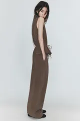 Pantalón negro de tiro medio, con cintura elástica y cordón ajustable. Tiene bolsillos delanteros y bajo ajustable con cordones del mismo tejido.