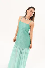 Vestido largo color verde agua, con tirantes finos, escote recto y falda larga fluida con panel fruncido en la parte superior.