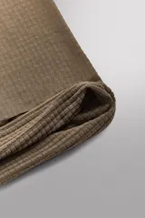 Cubre cuello negro confeccionado en tejido técnico elástico Polartec© con interior polar en estructura waffle.