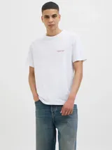 Camiseta blanca de algodón con elastano, cuello redondo, manga corta y calce regular. Estampa en la espalda con la frase "RUE DES FENIERS" y un diseño de motivos marinos en color rojo.