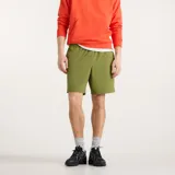 Short New Balance Athletics de hombre, color verde militar, con tecnología NB DRY y bolsillos laterales.