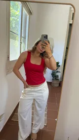 Musculosa roja de lycra con escote cuadrado y breteles anchos.