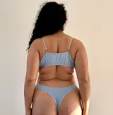 Bombacha de algodón color celeste con bordes elásticos en tono beige claro, de diseño clásico y cómodo.