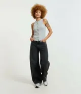 Musculosa gris melange de tejido rib, con cuello redondo y cierre frontal de botones, sin mangas y corte ajustado.