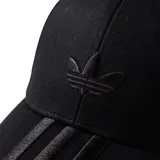 Gorra de béisbol negra con visera curva. Presenta el logo Trefoil de Adidas bordado en negro tono sobre tono en el panel frontal y las tres franjas características de la marca bordadas en relieve en la visera.