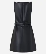 Vestido corto evasé negro de poliuretano con breteles finos y cinturón con hebilla metálica.
