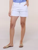 Short de algodón blanco, con tiro medio, bolsillos laterales en diagonal y dobladillo vuelto en el ruedo.
