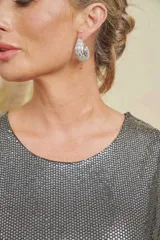 Aros tipo caravana de diseño curvo, adornados con múltiples cristales brillantes.