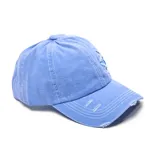 Gorra de béisbol celeste con efecto desgastado y bordes deshilachados.
