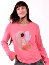 Remera negra de manga larga con estampa de flor en el frente.