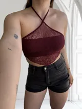 Top de encaje bordó con cuello halter y espalda descubierta.