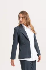 Blazer de corte sastrero en color azul marino, con calce entallado, solapas clásicas, cierre frontal de un botón y bolsillos delanteros con vivo.