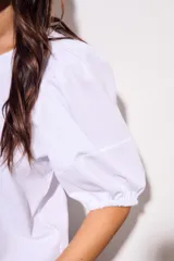 Remera color ladrillo de algodón peinado, de corte ajustado, con cuello redondo y mangas globo 3/4.