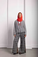 Saco negro de tejido de punto, con corte holgado y mangas largas.