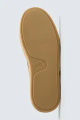 Zapato acordonado color beige, de piel con acabado serraje, con detalle de bordón en el empeine y suela a tono.