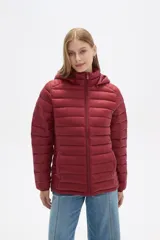 Campera negra de nylon con capucha y cierre frontal.