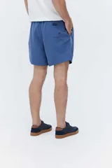 Short de baño oversize gris, con cintura elástica ajustable mediante cordón, bolsillos laterales y detalle de cinta estampada en los laterales.