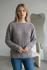 Sweater de chenille con textura de punto trenzado vertical, cuello redondo y puños acanalados.