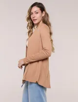 Cárdigan liviano blanco de punto acanalado, confeccionado en viscosa y elastano, con diseño de frente abierto, mangas largas entalladas y silueta fluida.