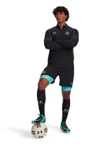 Campera deportiva Under Armour de hombre, colaboración con Mansory, color negro con detalles en turquesa. Presenta cierre frontal con medio cierre, cuello alto, mangas largas con orificios para los pulgares y logo de Under Armour en el pecho. Las mangas tienen un diseño geométrico en relieve. Corte ajustado.