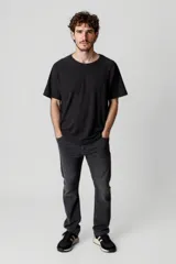 Pantalón de jean negro, corte recto, con bolsillos delanteros y traseros.