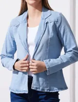 Blazer de jean celeste, marca Dictionary, con cuello con solapa, abertura central con botón, bolsillos delanteros y puños con botones.