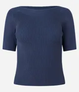 Blusa básica de punto Marfinno, color marfil, de corte ajustado, con elegante escote bote y mangas cortas.