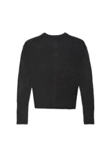 Cárdigan de punto de textura suave, color gris oscuro, con cuello redondo, manga larga y cierre frontal mediante botones. Presenta un diseño ajustado con terminaciones acanaladas en puños y ruedo.