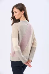 Buzo tejido de punto con diseño de franjas diagonales en tonos rosado, beige y gris, cuello redondo y manga larga.