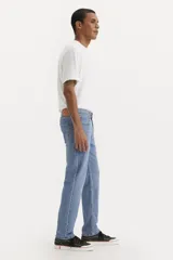 Pantalón de jean celeste de corte slim fit, tiro medio y cinco bolsillos.