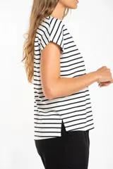 Remera blanca con rayas horizontales negras, de algodón y corte al cuerpo.