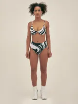 Bikini con estampado abstracto en blanco y negro, compuesto por un corpiño triangular con tirantes finos y una bombacha de talle alto con faja ancha.