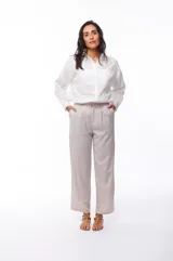 Pantalón de vestir color beige con rayas verticales blancas, de corte ancho y tiro alto.